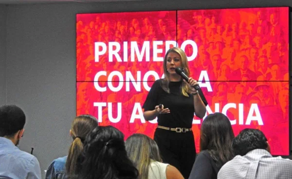 Caroline Schmitt, conferencista para eventos corporativos sobre Comunicación Efectiva