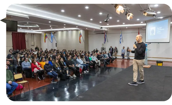 Alejandro Melamed durante una conferencia ante un auditorio amplio.