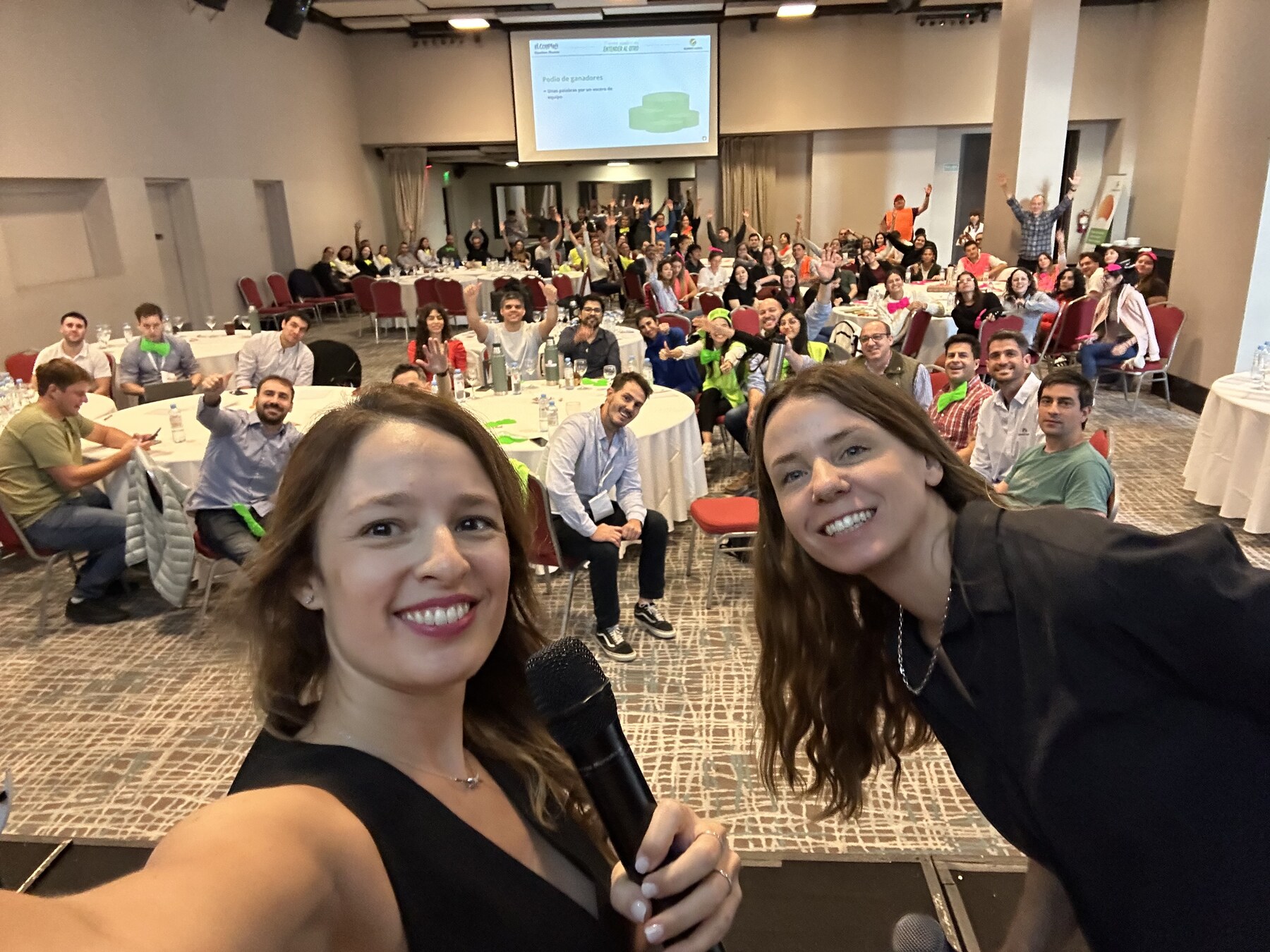 Rafaela Belén Acosta junto a participantes de una experiencia corporativa