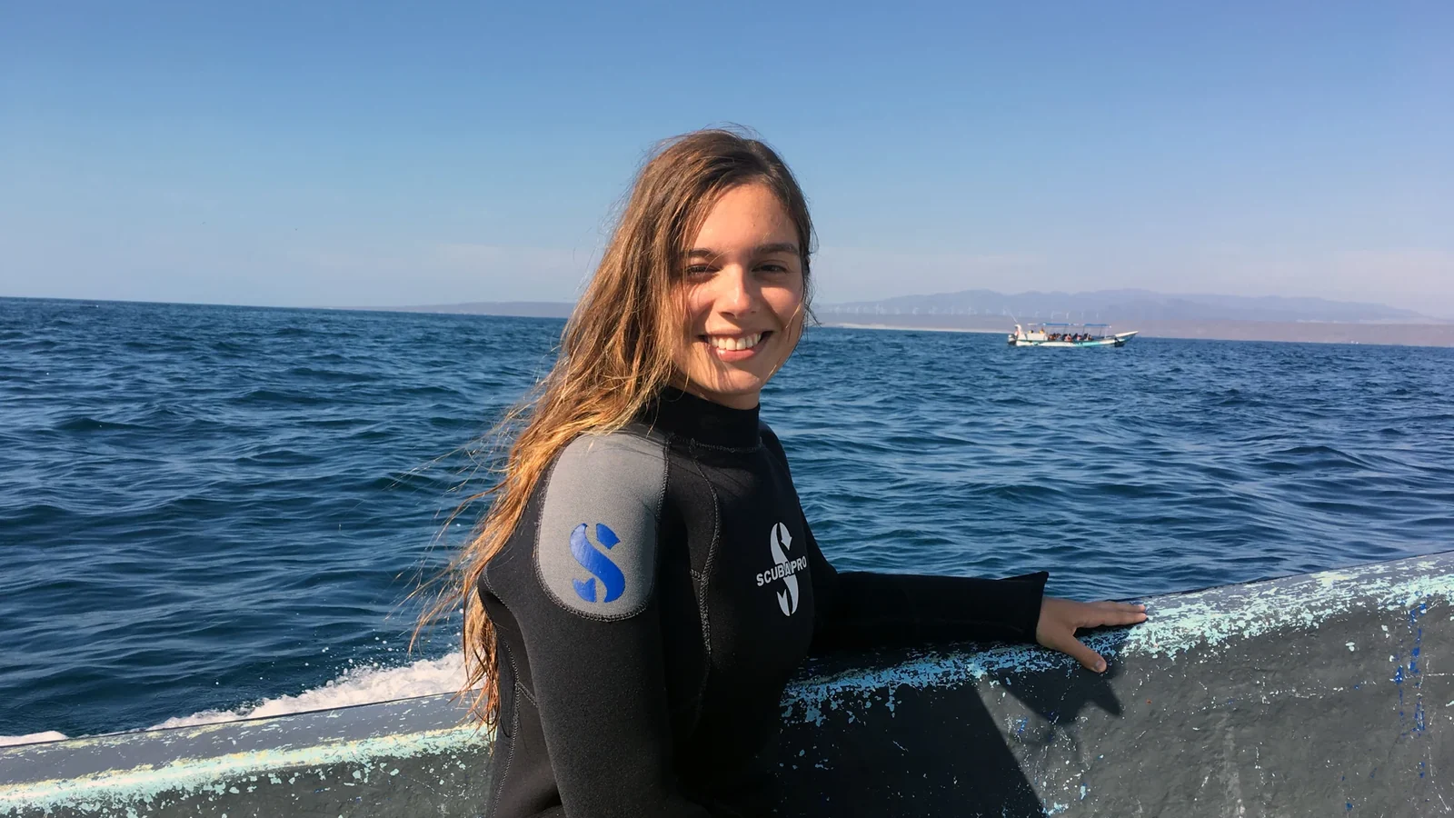 Camila Calderón Quirgas en paisaje marino panorámico.